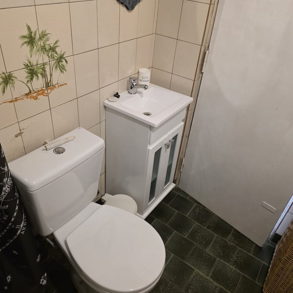 Baño completo con vanitory, inodoro y ducha