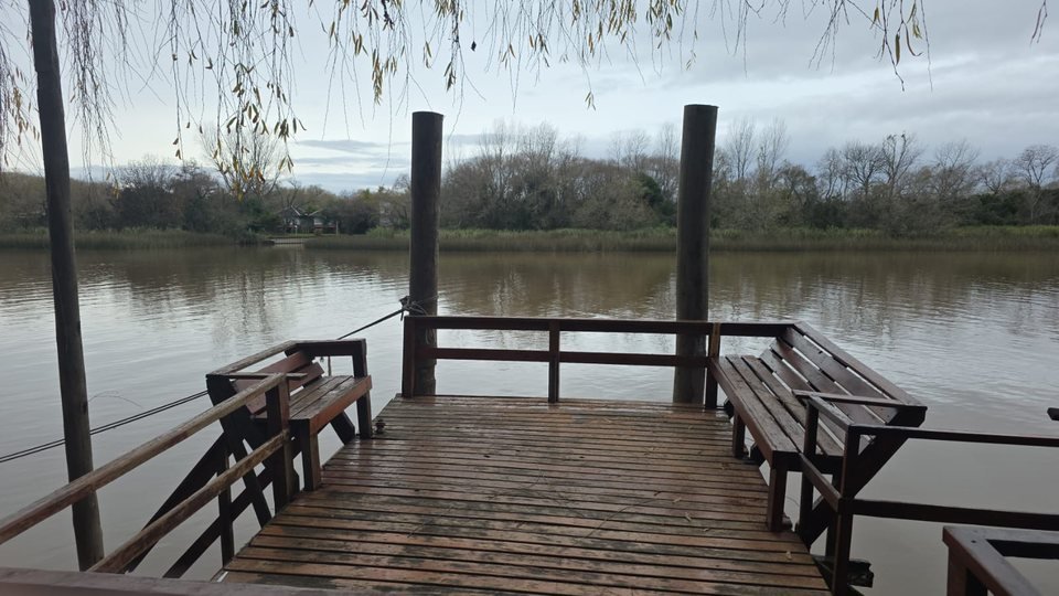 Muelle de madera propio frente al canal